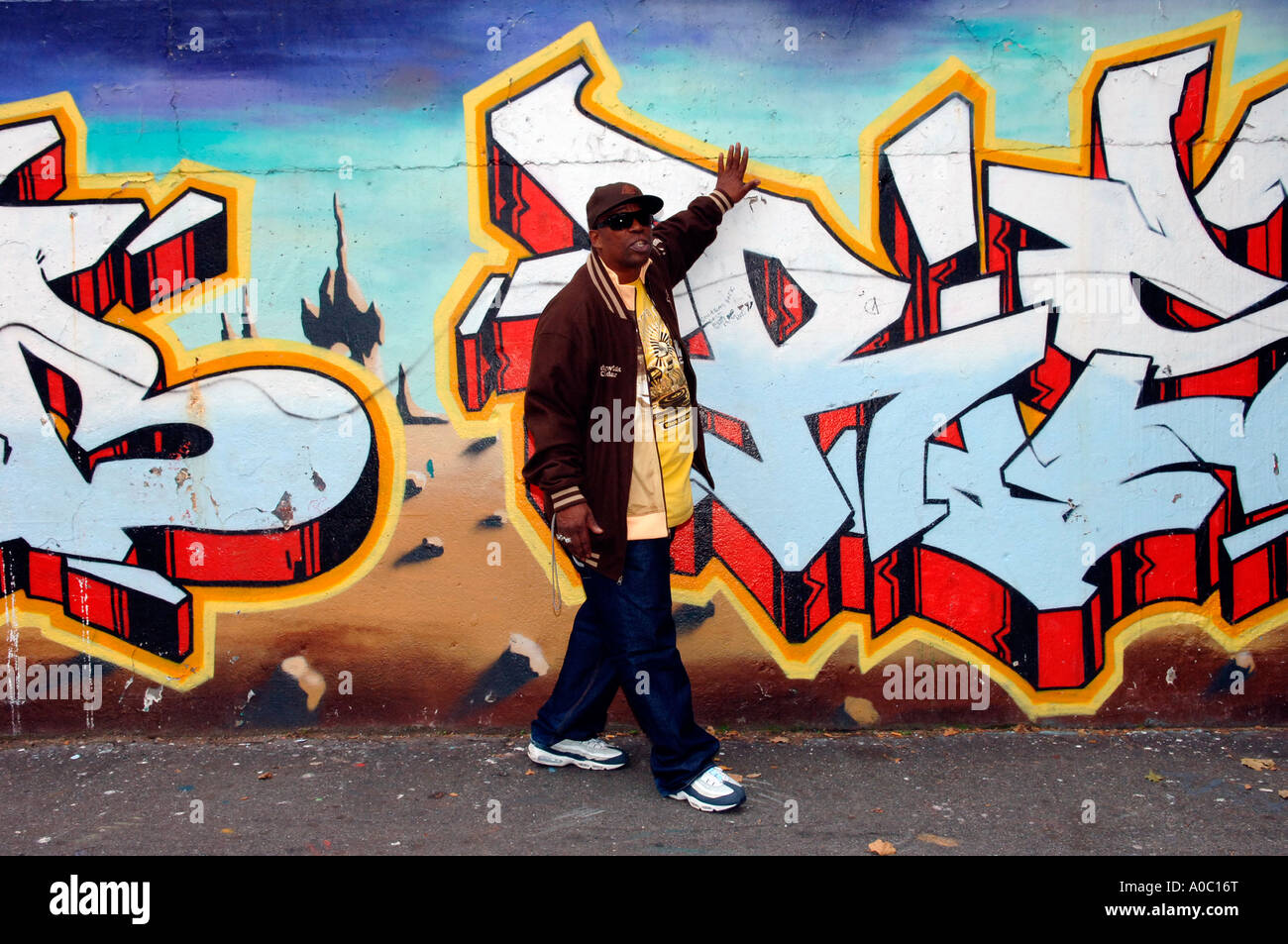 Rapper Grandmaster Caz führt eine Hip Hop Tour mit einem Halt an der Graffiti Wall of Fame im Osten 106 St in East Harlem Stockfoto