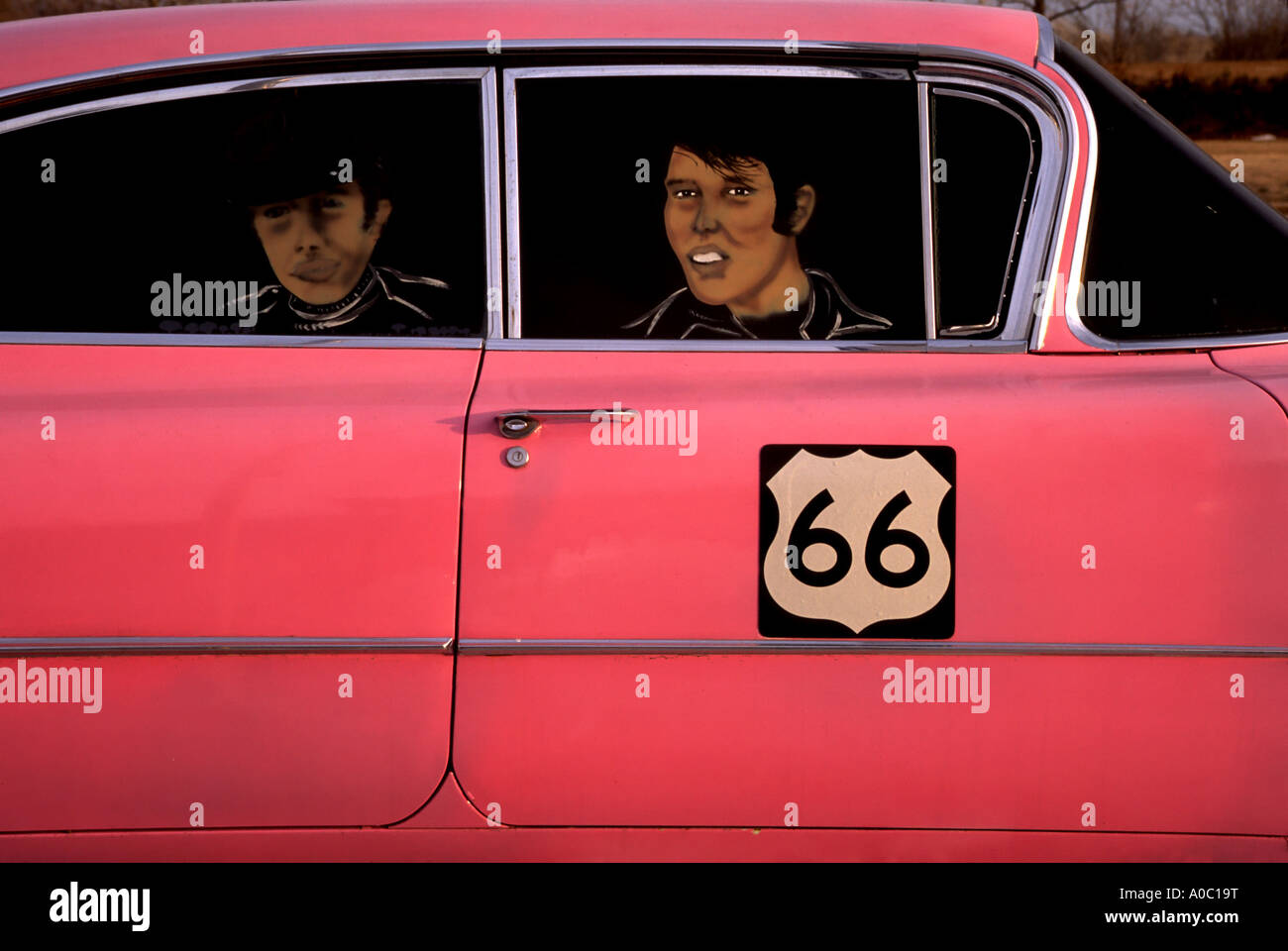 Pink Cadillac Elvis Im Inneren Mit Route 66 Schild Am Anns Fry