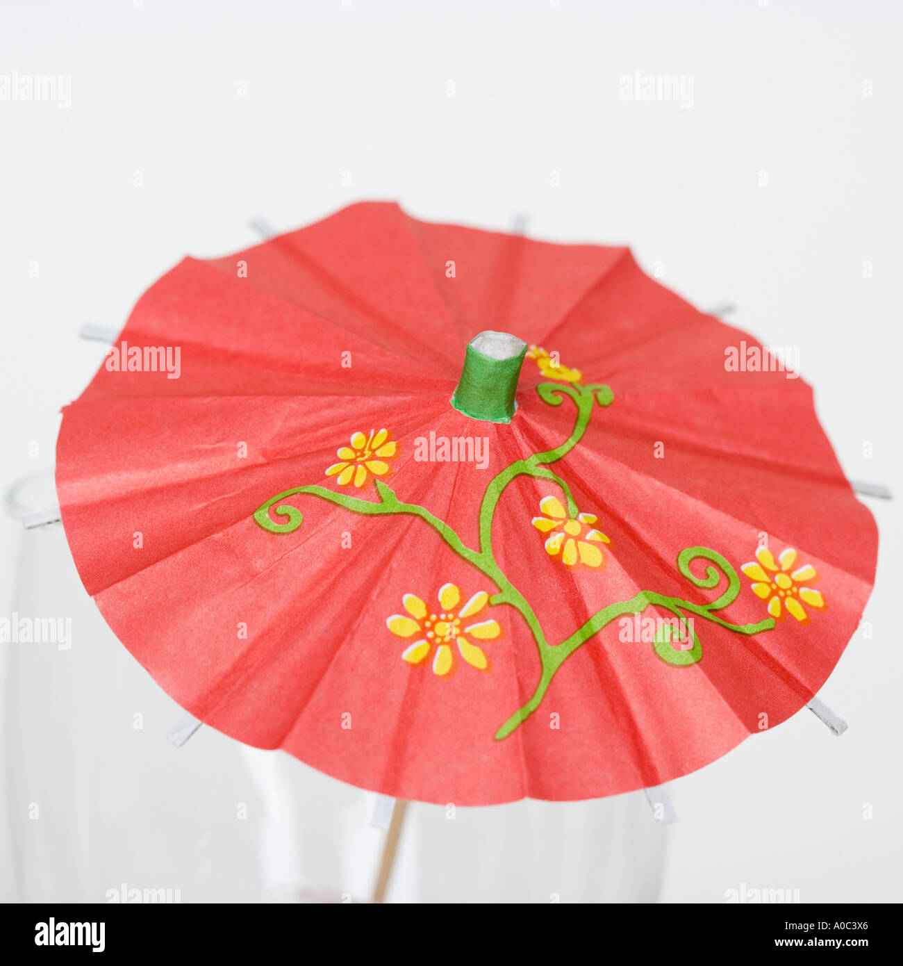 Stillleben mit einem Regenschirm des Papiers Stockfoto