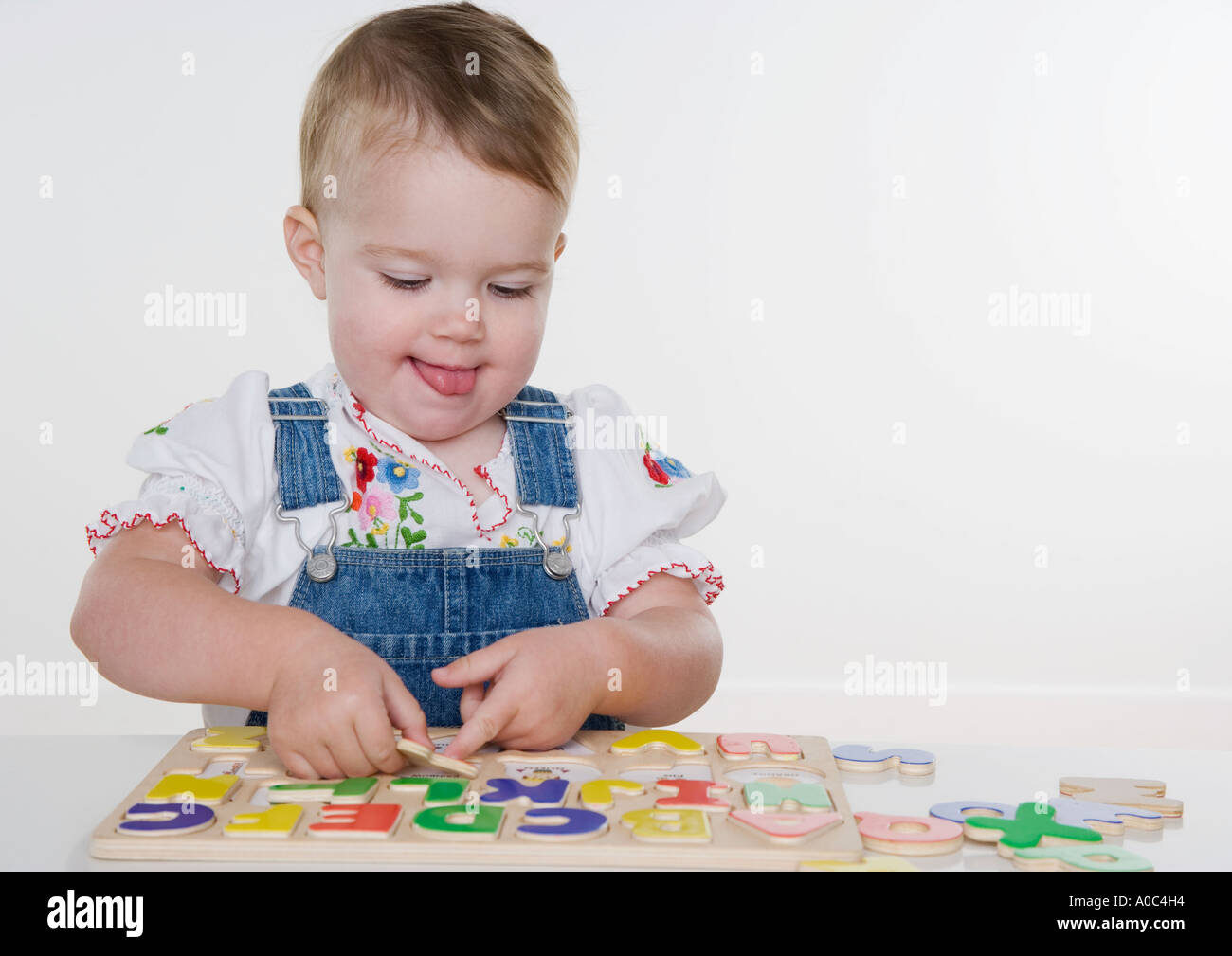 Weiblichen Kleinkind mit einem Puzzle spielen Stockfoto