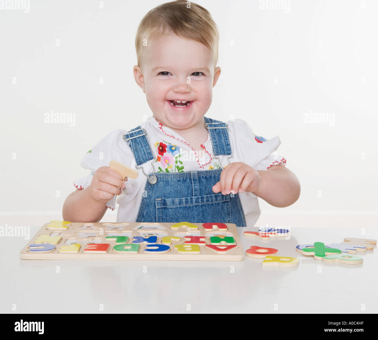 Weiblichen Kleinkind mit einem Puzzle spielen Stockfoto