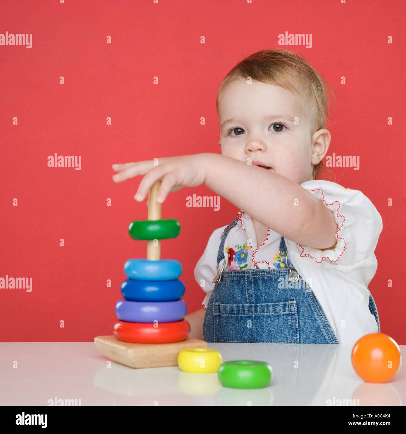 Weiblichen Kleinkind spielen mit Ringen Stockfoto