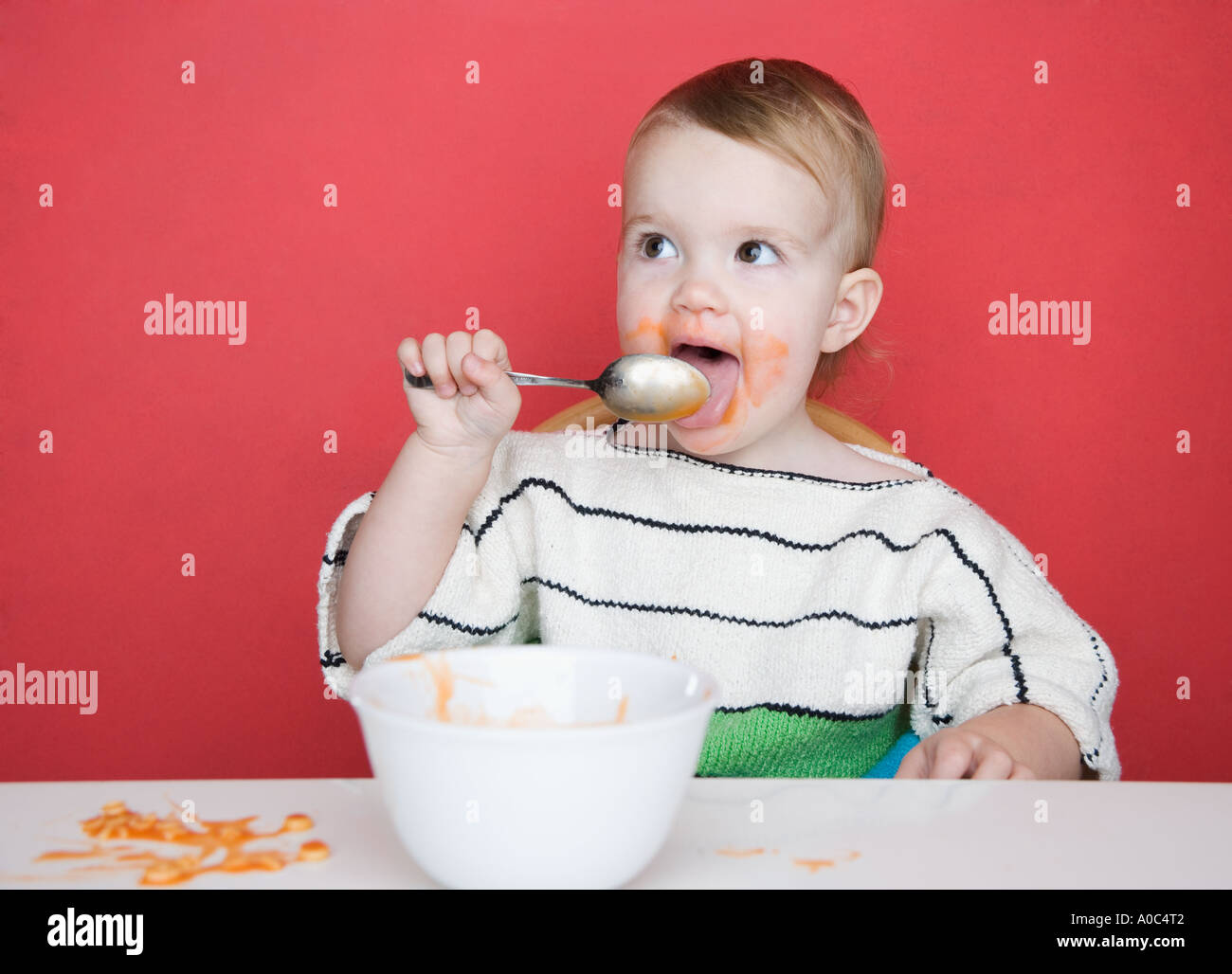 Weiblichen Kleinkind Essen Stockfoto