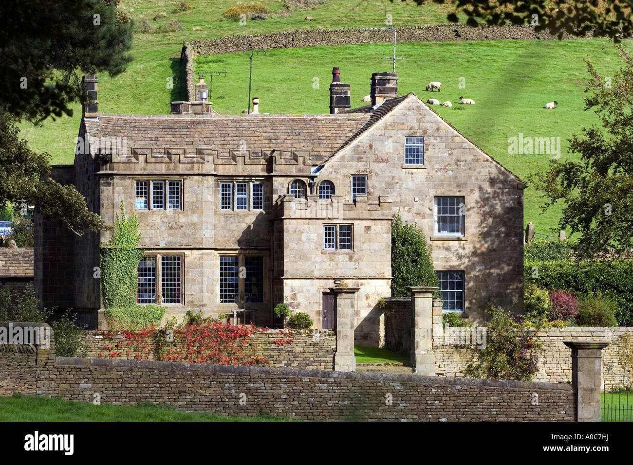 HighLow Hall in der Nähe von Hathersage in Derbyshire Peak District National Park bekannt als eines der am meisten frequentierte Häuser in Großbritannien Stockfoto