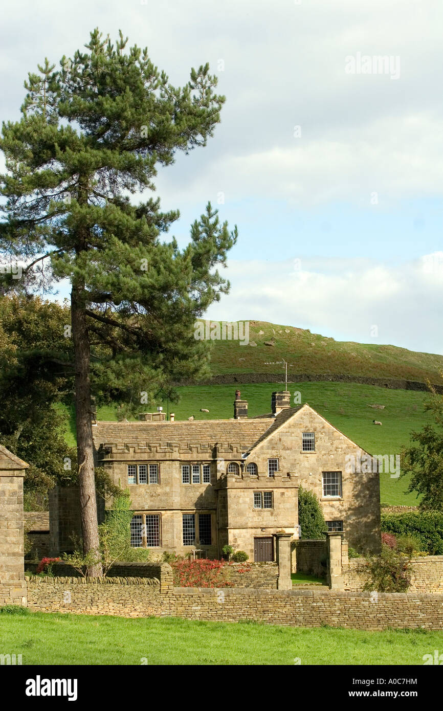 HighLow Hall in der Nähe von Hathersage in Derbyshire Peak District National Park bekannt als eines der am meisten frequentierte Häuser in Großbritannien Stockfoto