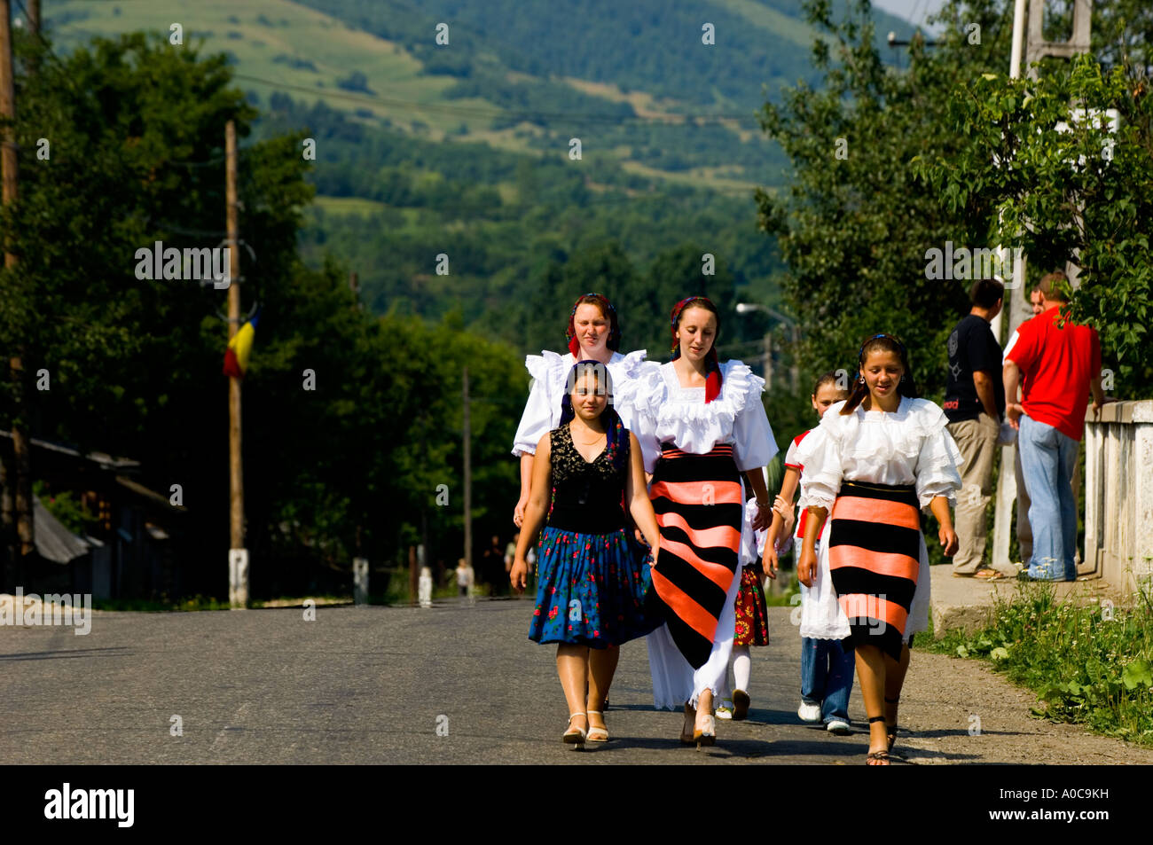 Europa Rumänien Maramures Salistea De Sus Dorf im Iza Tal Dorfbewohner