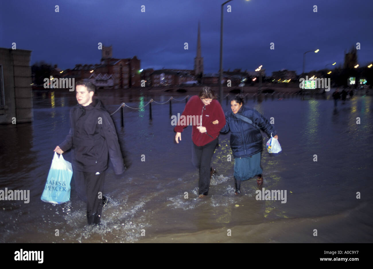 Pendler gehen durch Überschwemmungen Straßen im Zentrum von Worcester England nach Hause Stockfoto