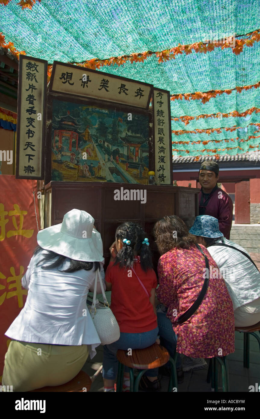 Raree Show in Häckselung Si (Tempel des universellen Friedens) in Chengde am UNESCO-Welterbe Stockfoto