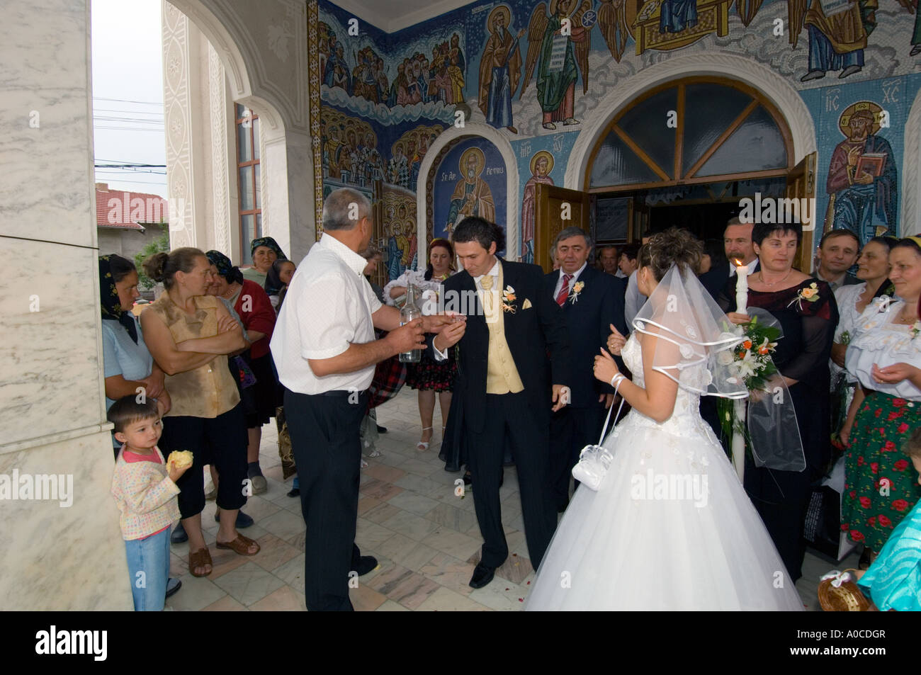 Europa-Rumänien-Maramures Hochzeitsgesellschaft nach kirchliche Trauung Stockfoto