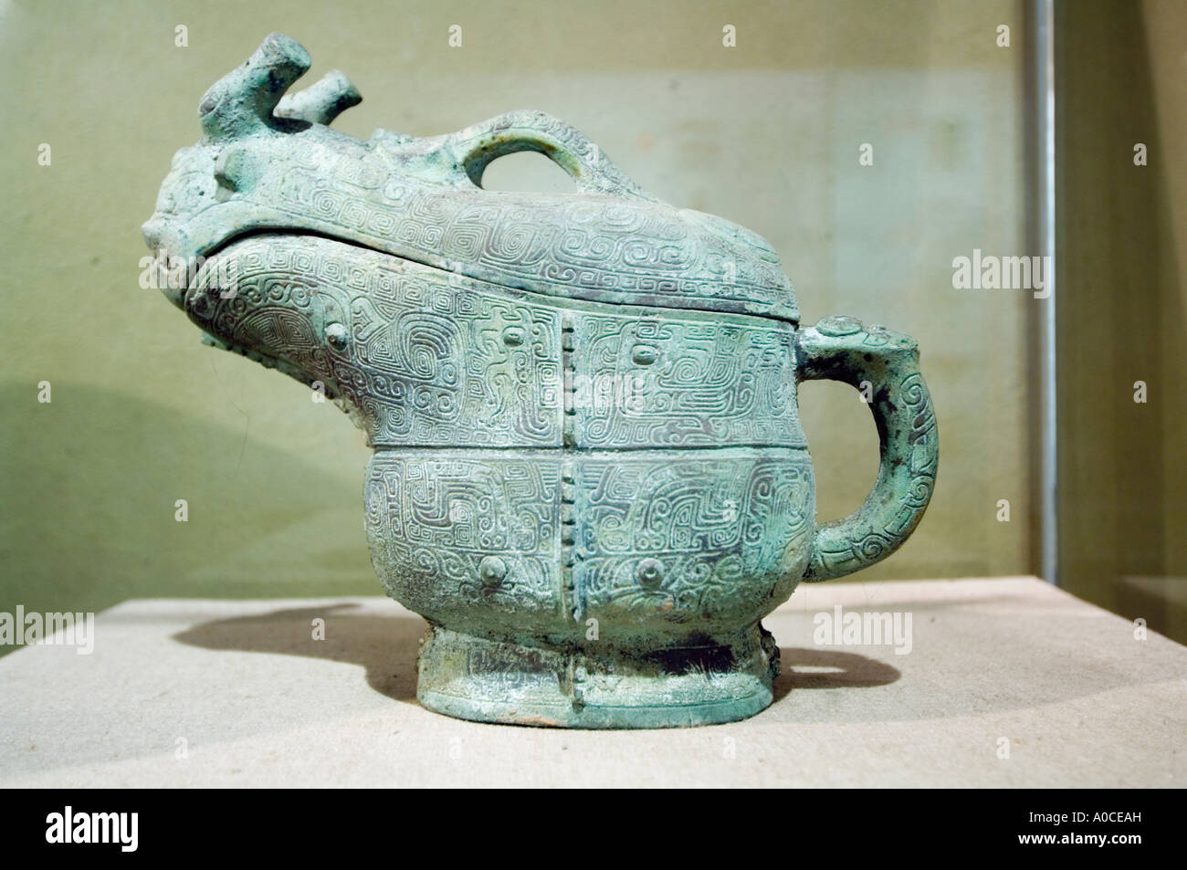 Bronze Wein Schiff Gong mit Schlange geformten Tasten umkreisen aus Fu Hao Grab in Henan China Stockfoto