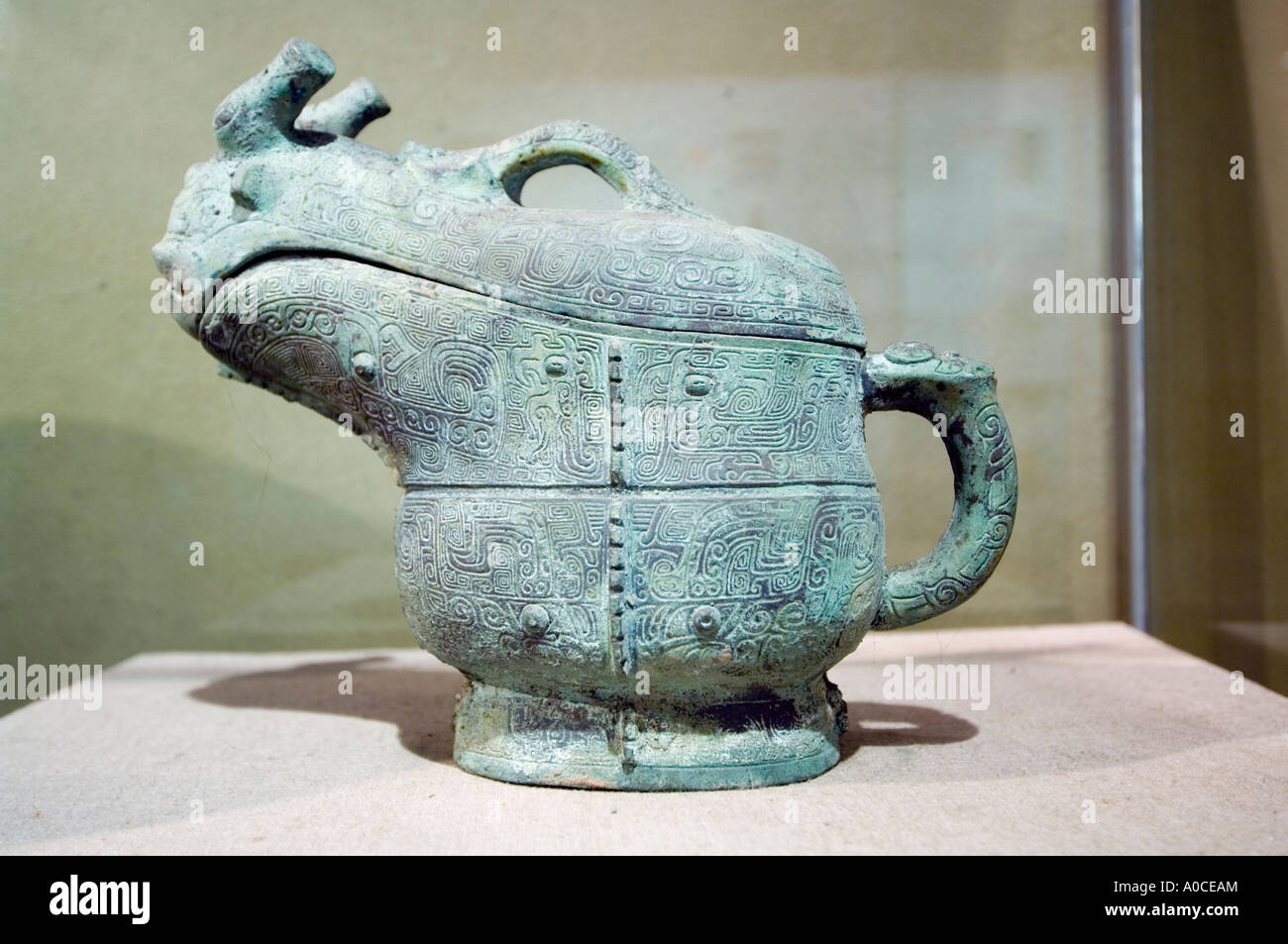 Bronze Wein Schiff Gong mit Schlange geformten Tasten umkreisen aus Fu Hao Grab in Henan China Stockfoto