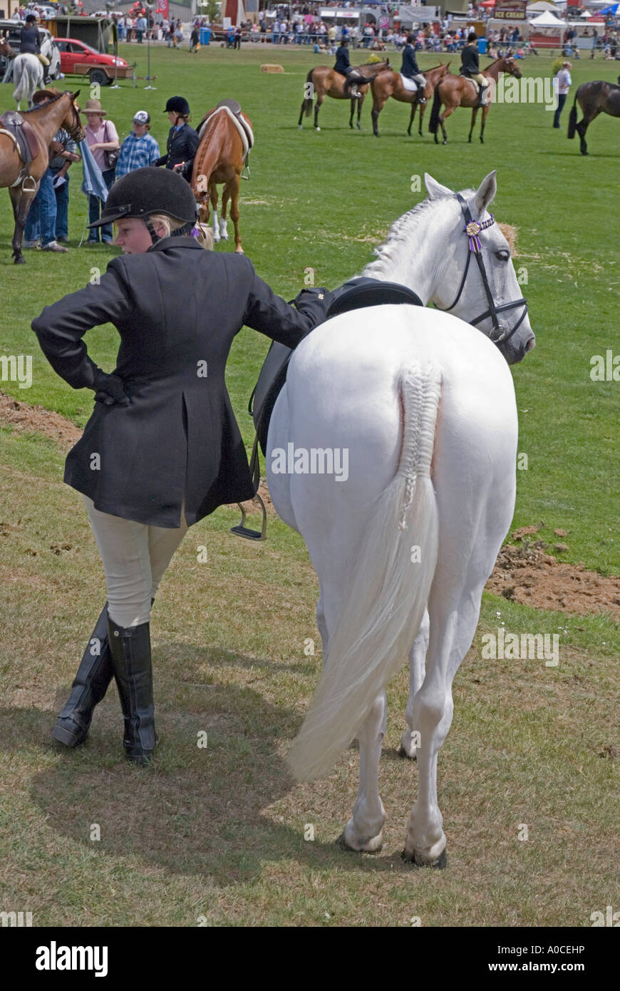 Ein junges Mädchen, stützte sich auf ihr Pferd auf ein Pferdesport-Event bei einer Landwirtschaftsausstellung in Tasmanien Stockfoto