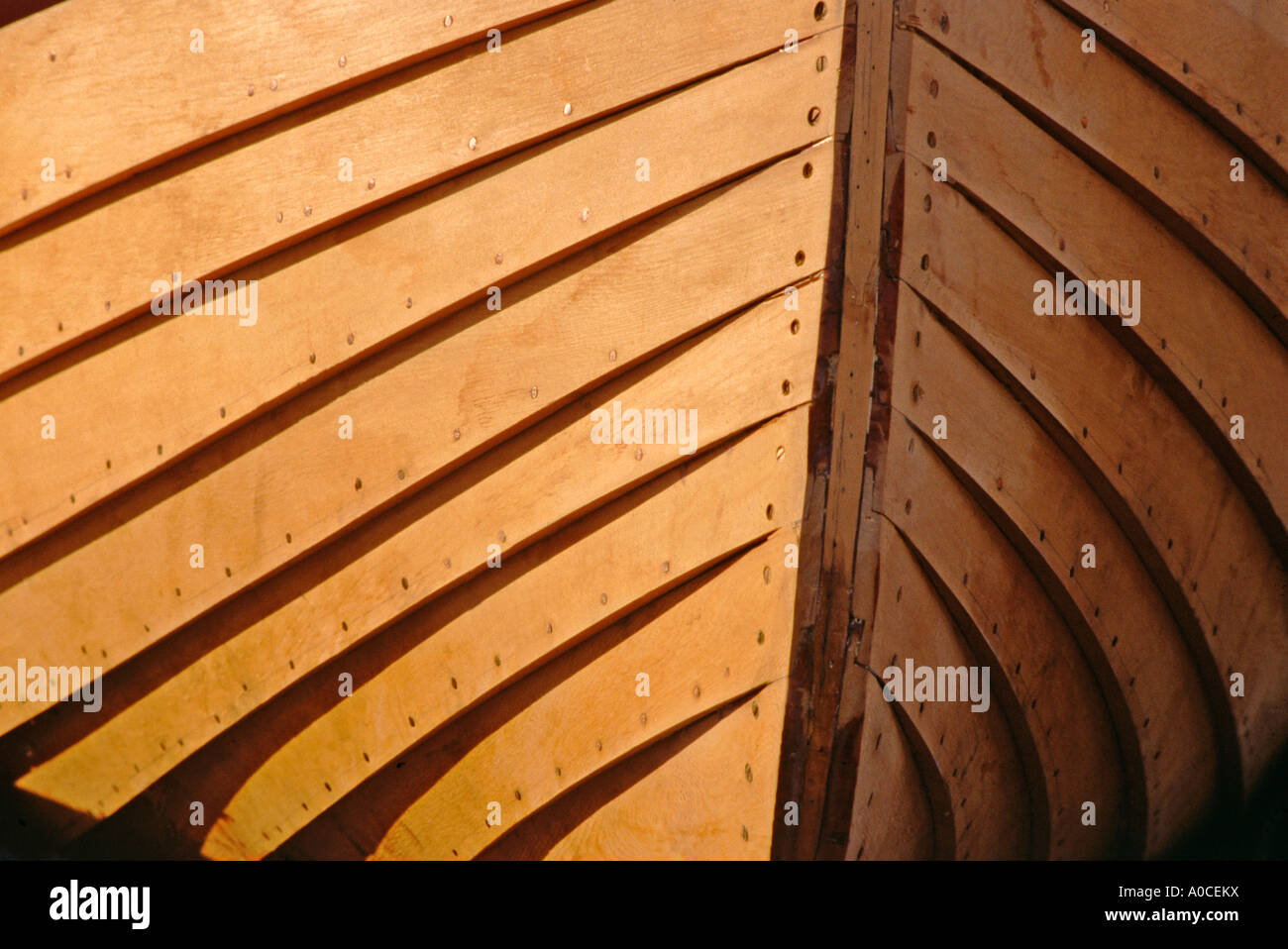 Detail einer Klinker gebaut aus Holz Beiboot-Rumpf im Bau Stockfoto