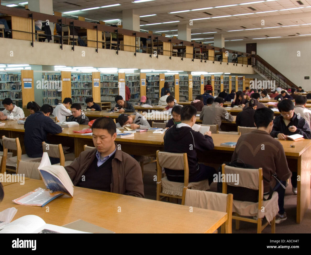 Innere des Beijing Capital Bibliothek in Peking China Stockfoto