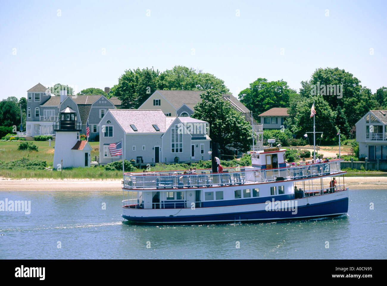Hyannis Harbor, Cape Cod, Massachusetts, USA. Passagier cruise Fähre Vorsicht passieren den Leuchtturm an der Hafeneinfahrt Stockfoto