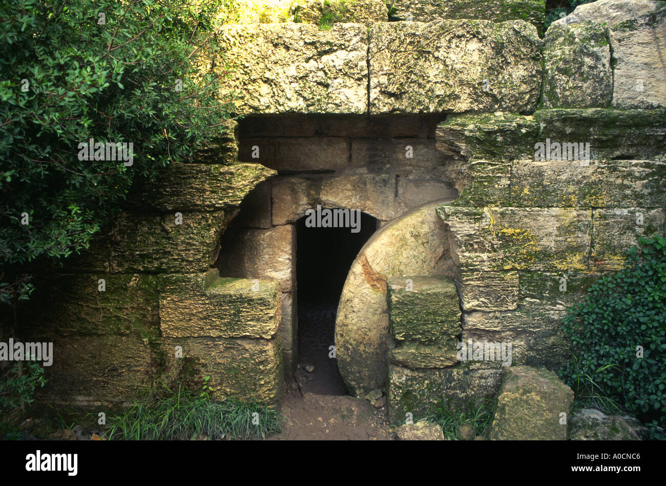 Israel Ela Tal archäologische Stätte von Midras alten Beerdigung cave Außenansicht des Rolling Stone als Eingangstor Stockfoto