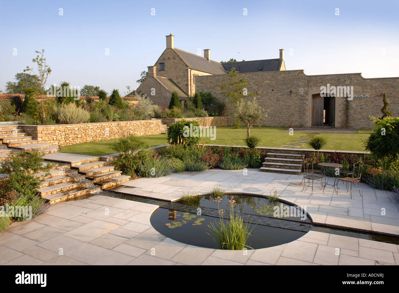 EIN WASSERSPIEL IM GARTEN EIN GROßES LAND HOUSE WILTSHIRE UK Stockfoto