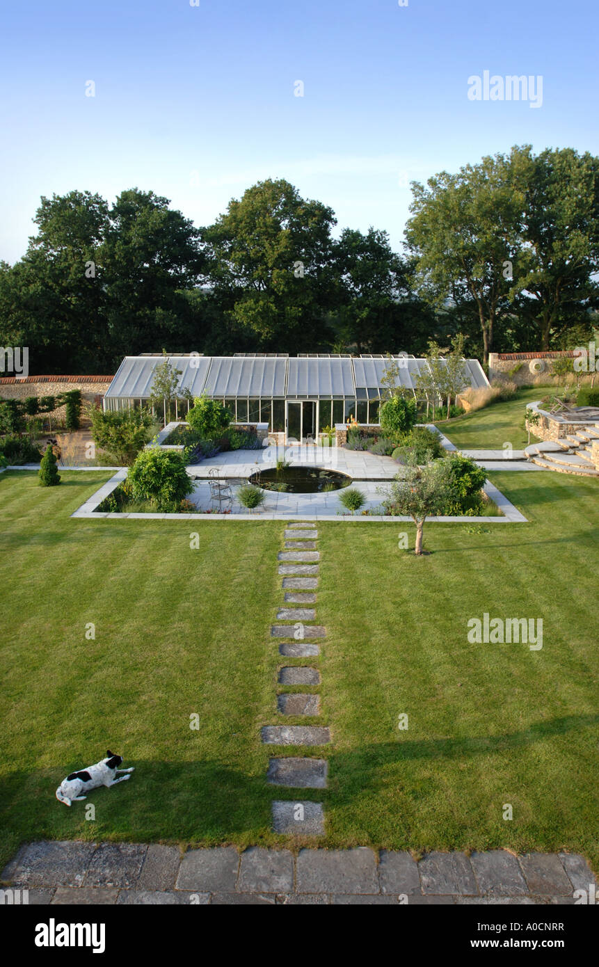 EIN WASSERSPIEL IM GARTEN EIN GROßES LAND HOUSE WILTSHIRE UK Stockfoto