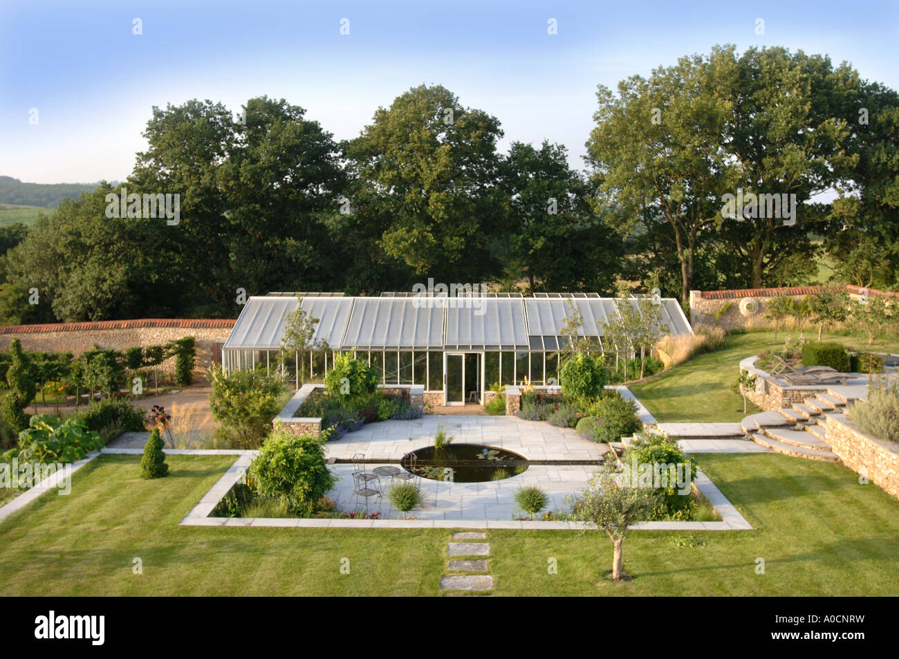 EIN WASSERSPIEL IM GARTEN EIN GROßES LAND HOUSE WILTSHIRE UK Stockfoto