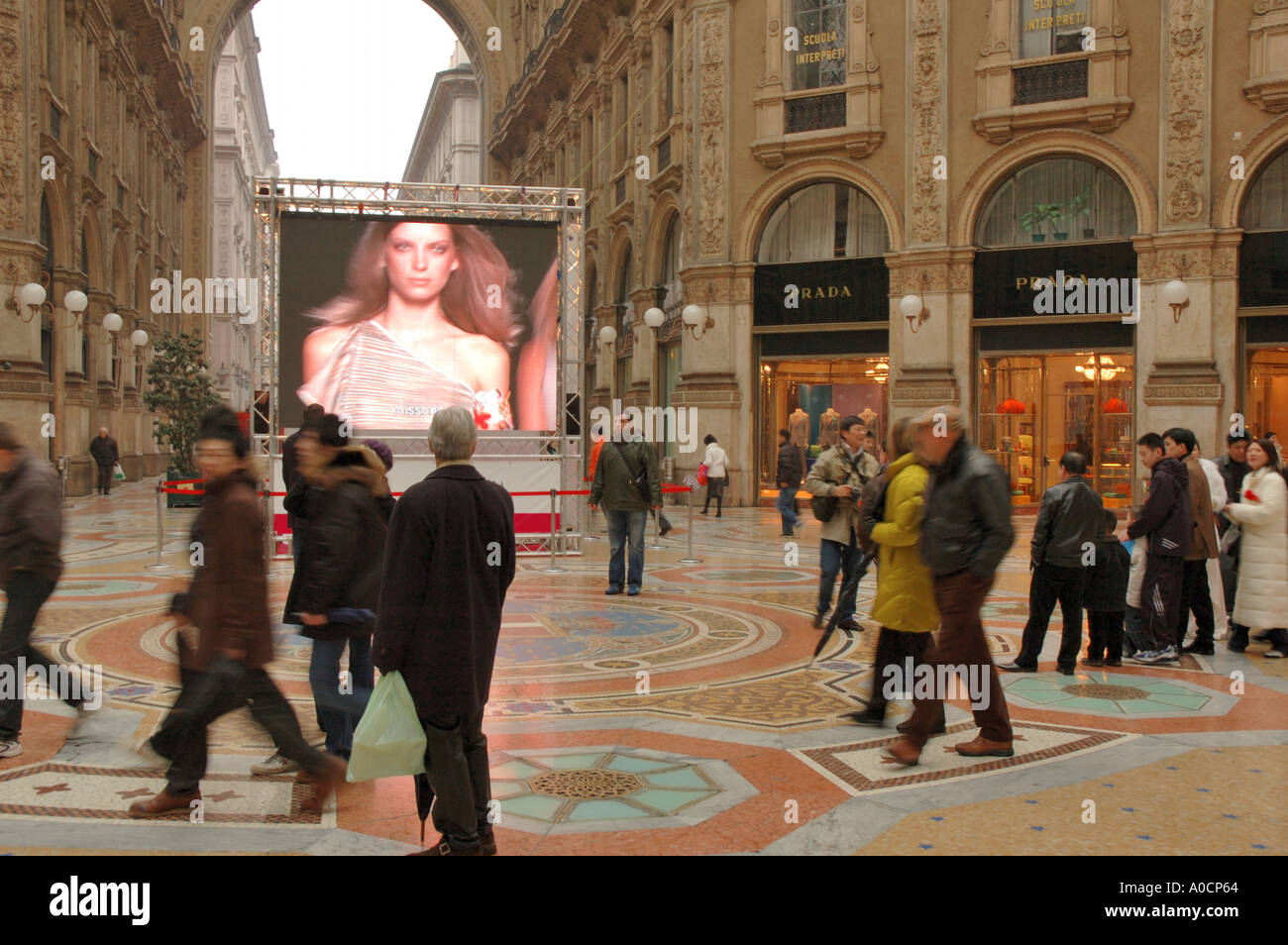 Ein riesiger Fernsehbildschirm ziert das Zentrum der Galleria Vittorio Emanuele ll in Mailand während der Fashion Week Februar 2005 Stockfoto