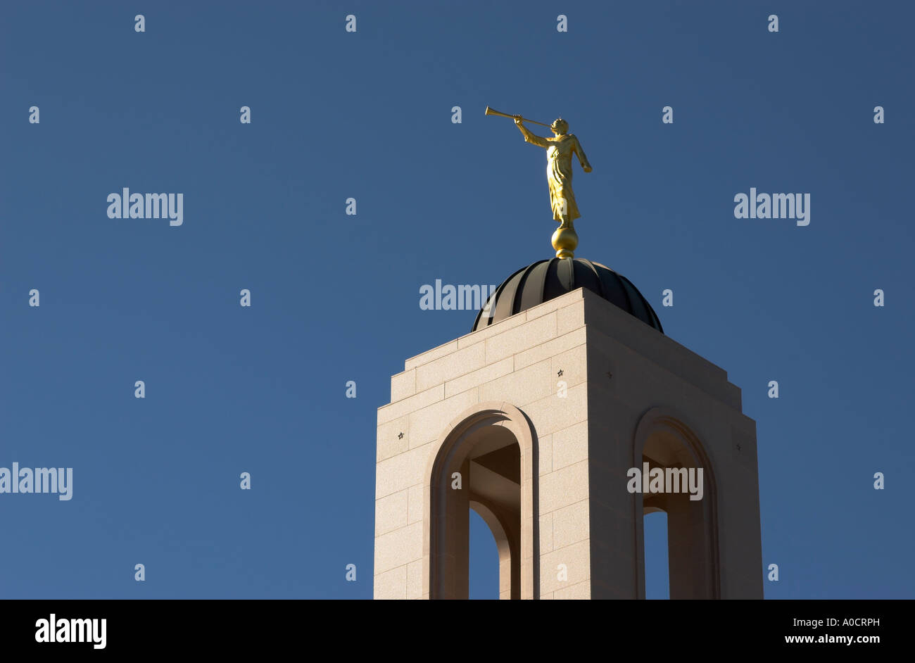 Angel Moroni auf der neu erbauten Tempel der Mormonen in Newport Beach, Kalifornien, USA (Oktober 2006) Stockfoto