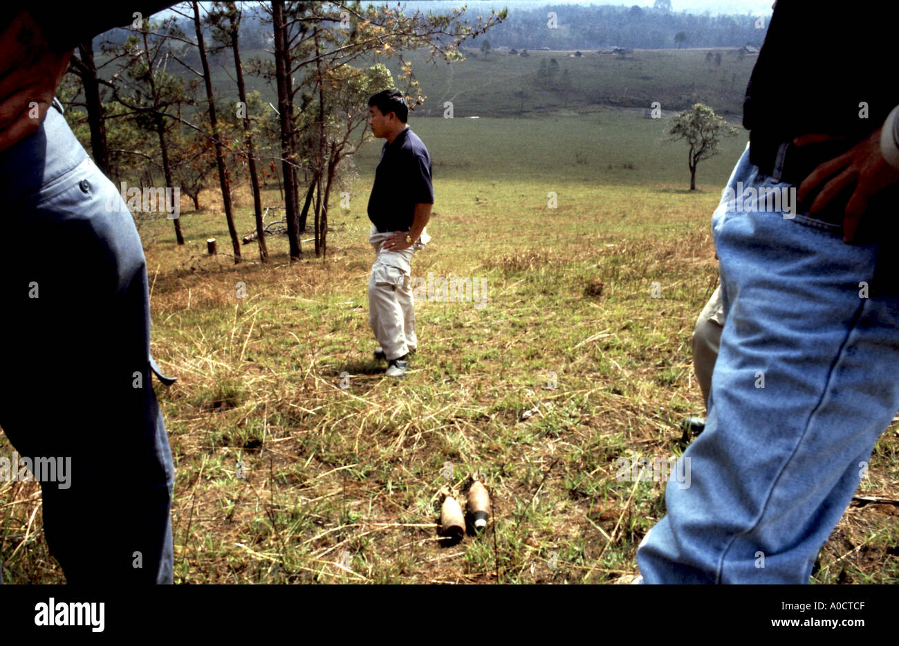 UXO Lao-Team-Mitglieder am Rande einer unmarkierten Minenfeld in der Nähe von Phonsavan in Nordlaos ein Blindgänger Mörtel Bombe liegt in der Nähe Stockfoto