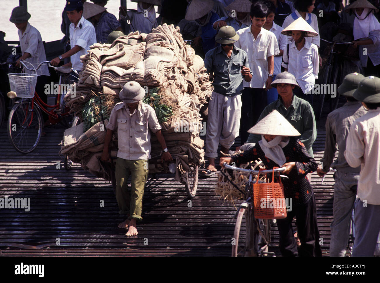 Menschen, die Einschiffung von der Halong-Bucht Fähre während der Rush Hour Nord-Vietnam Stockfoto