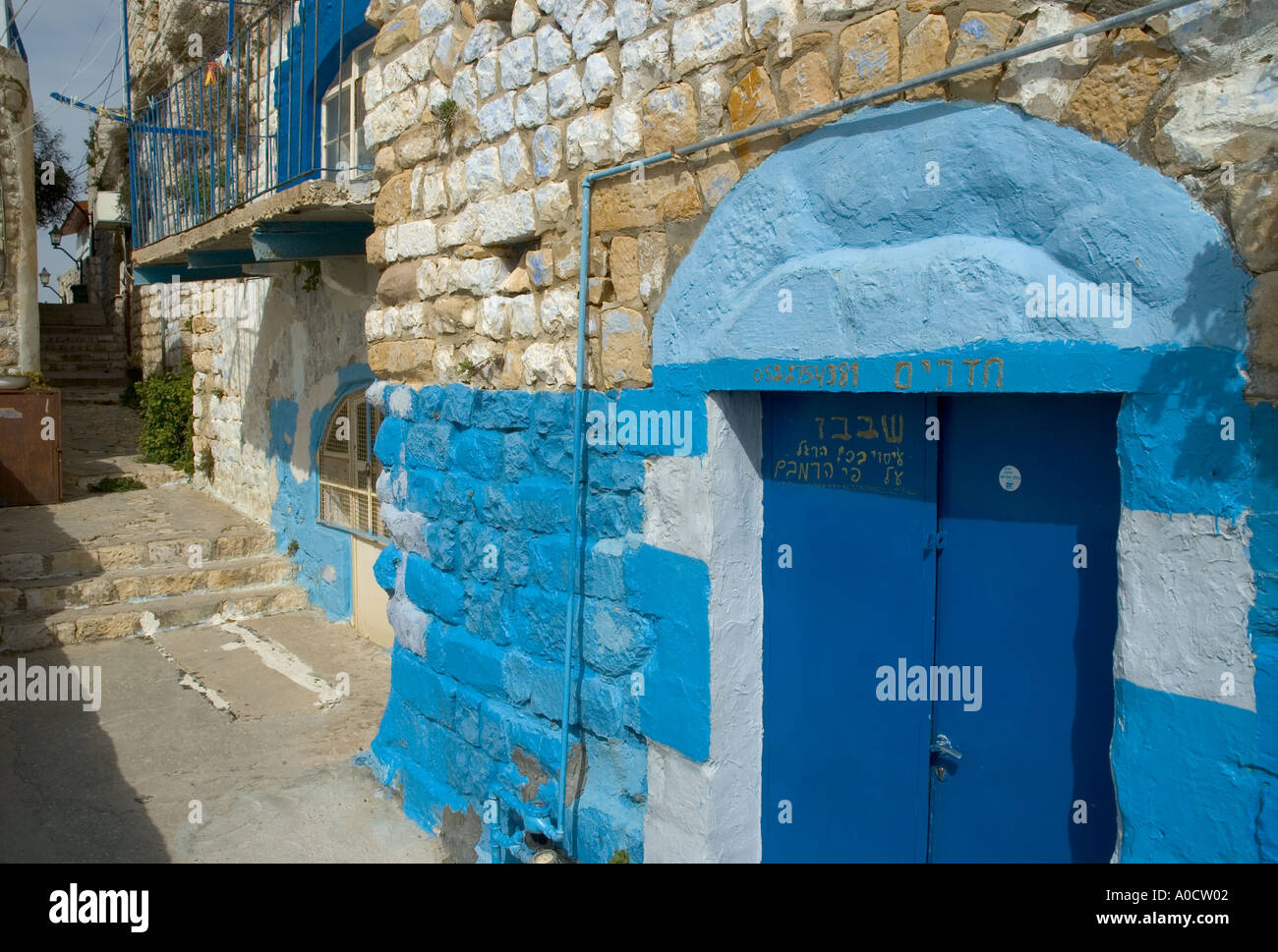 Israel oberen Galiläa Safed Altstadt typische Straßenszene mit blau lackierten Tor Stockfoto