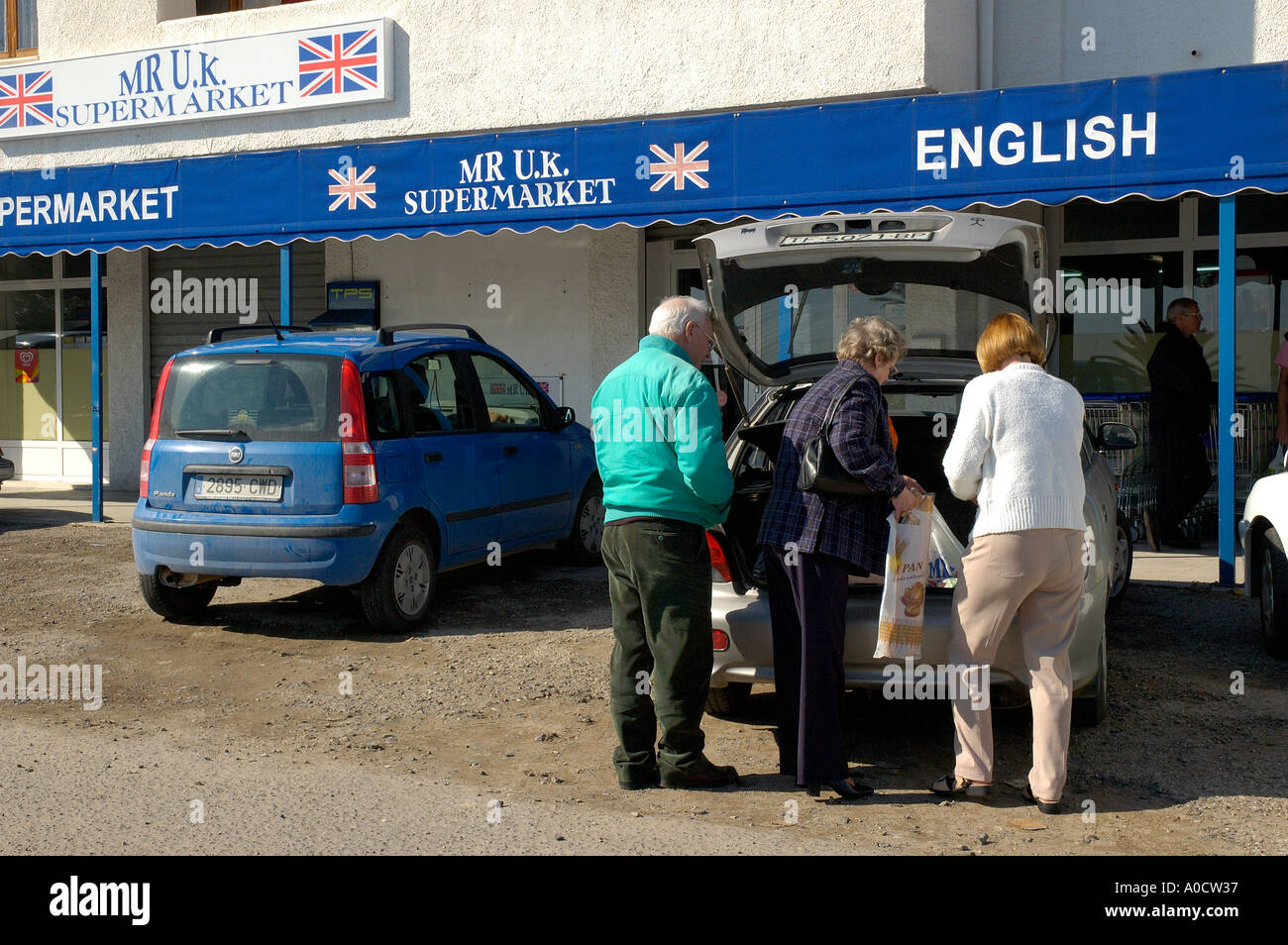 Pensionierte Britische Expats Einkaufen bei einem englischen Supermarkt in Spanien Stockfoto