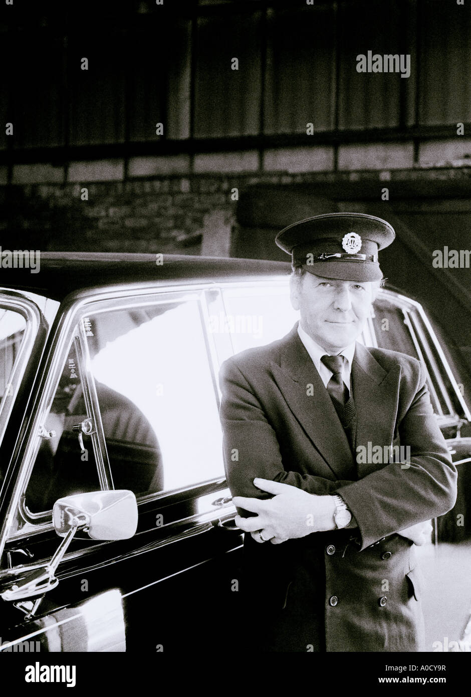 Chauffeur in England in Großbritannien im Vereinigten Königreich Großbritannien. Arbeit Beruf Fahrer Auto Leben Lifestyle Reichtum Stockfoto