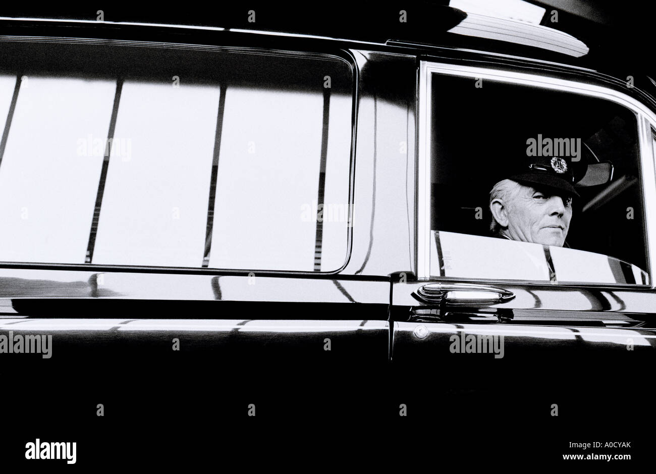 Chauffeur in England in Großbritannien im Vereinigten Königreich Großbritannien. Arbeit Beruf Fahrer Auto Leben Lifestyle Reichtum Stockfoto