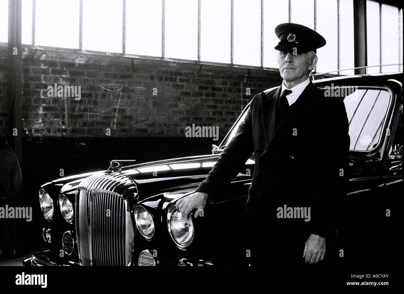 Chauffeur in England in Großbritannien im Vereinigten Königreich. Auto Reichtum Privileg Beruf Arbeit Fahrer Lifestyle Leben Stockfoto