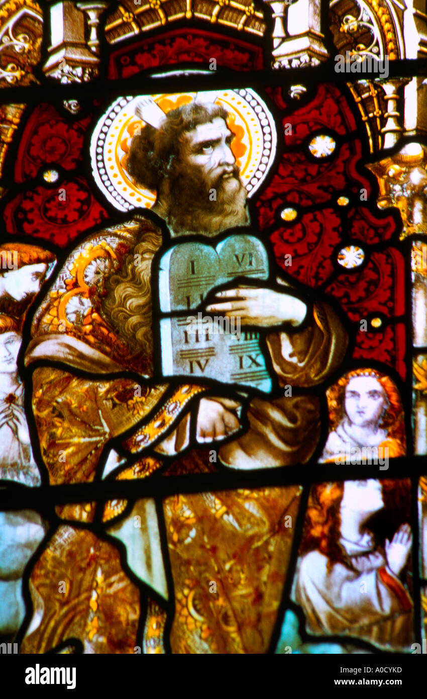 Moses hält die Gesetzestafeln (zehn Gebote) Glasfenster England Stockfoto