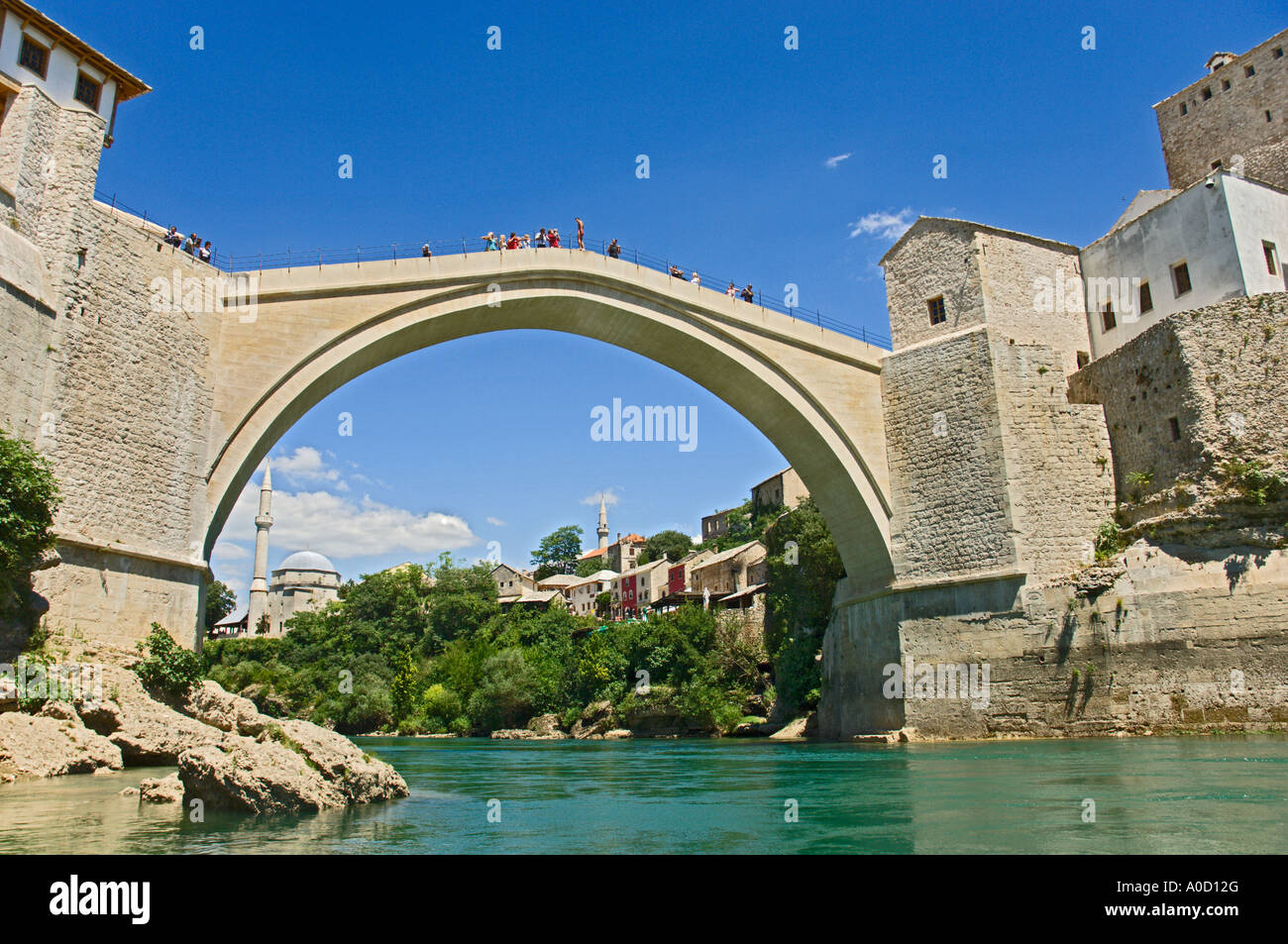 Die neue alte Brücke über den Fluss Neretva Mostar Bosnien und Herzegowina Stockfoto