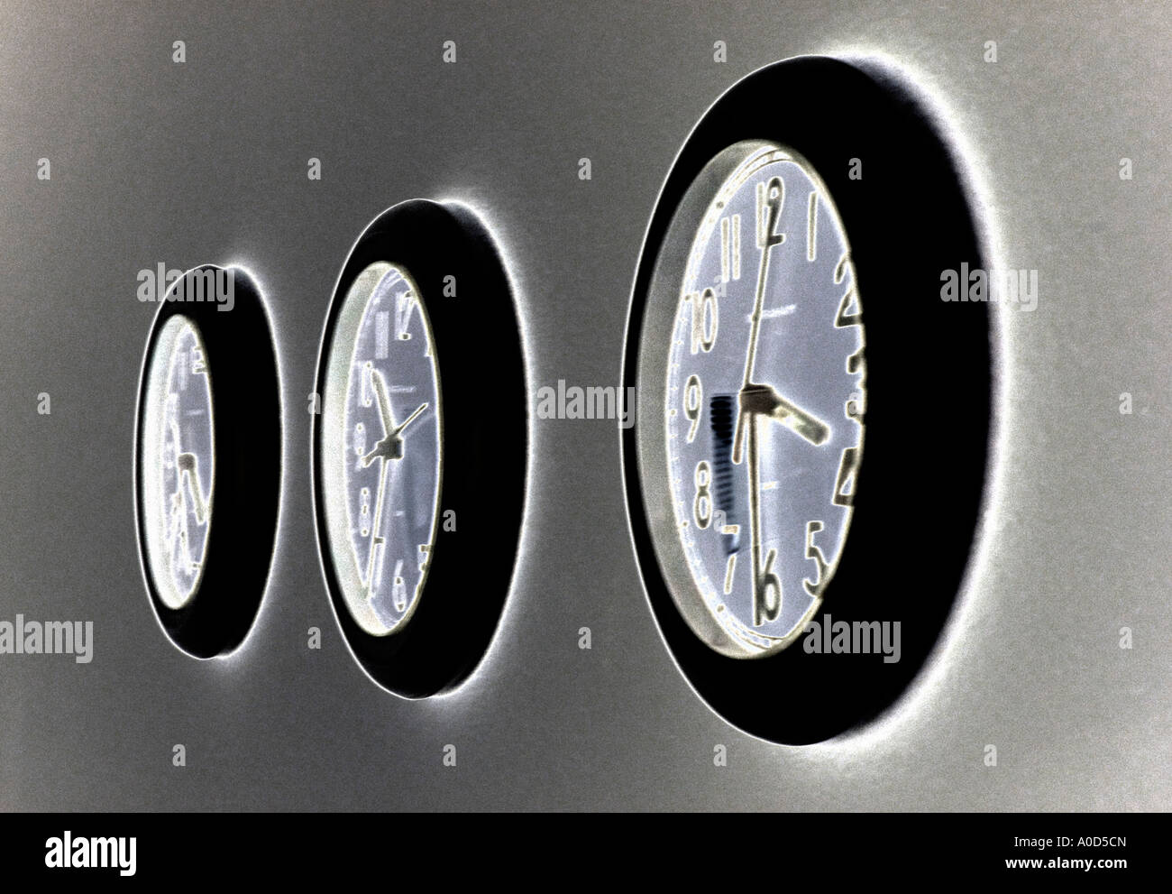 drei Büros Wanduhren zu unterschiedlichen Zeiten einstellen Stockfoto