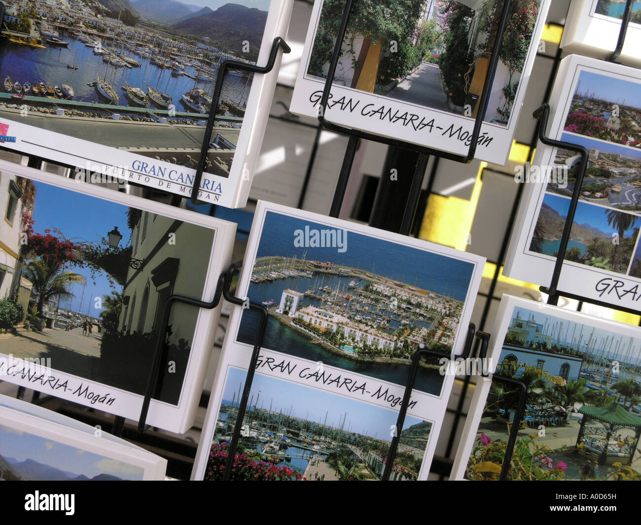 Postkarten in einer Anzeige stehen auf Gran Canaria Stockfoto