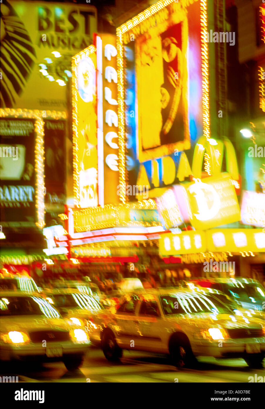 USA-New York-New York City Times Square bei Nacht mit Taxis und Neon Theatre District Stockfoto