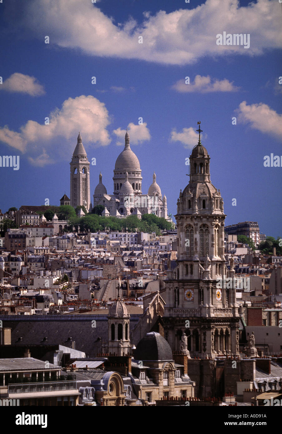 Frankreich, Paris, Kathedrale Sacre Coeur am Horizont und die Trinity Church im Vordergrund Stockfoto