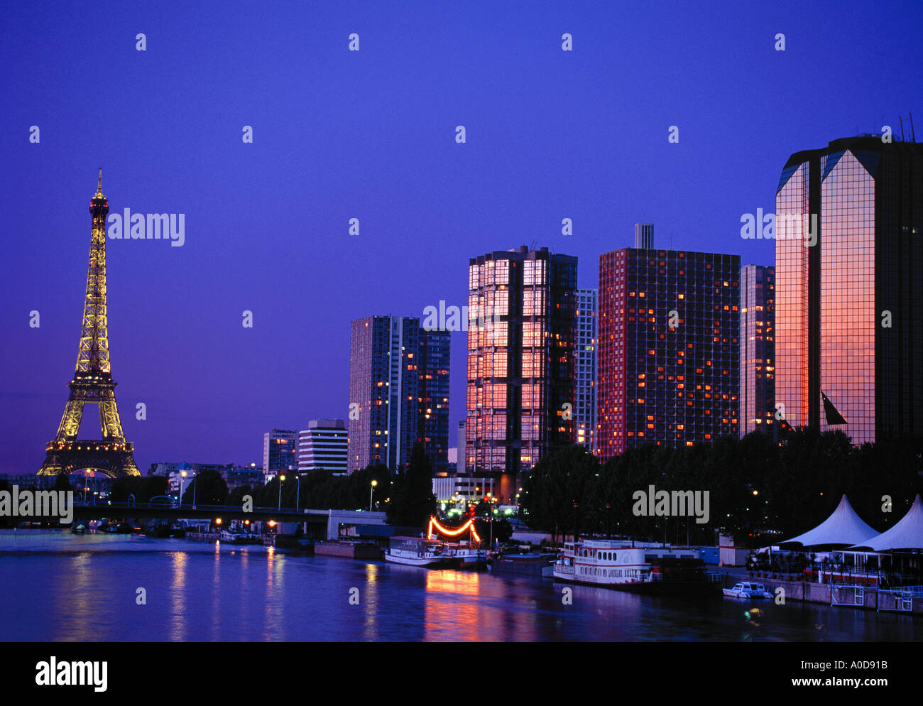 Frankreich, Paris, Seineufer, Eiffelturm, twilight Stockfoto