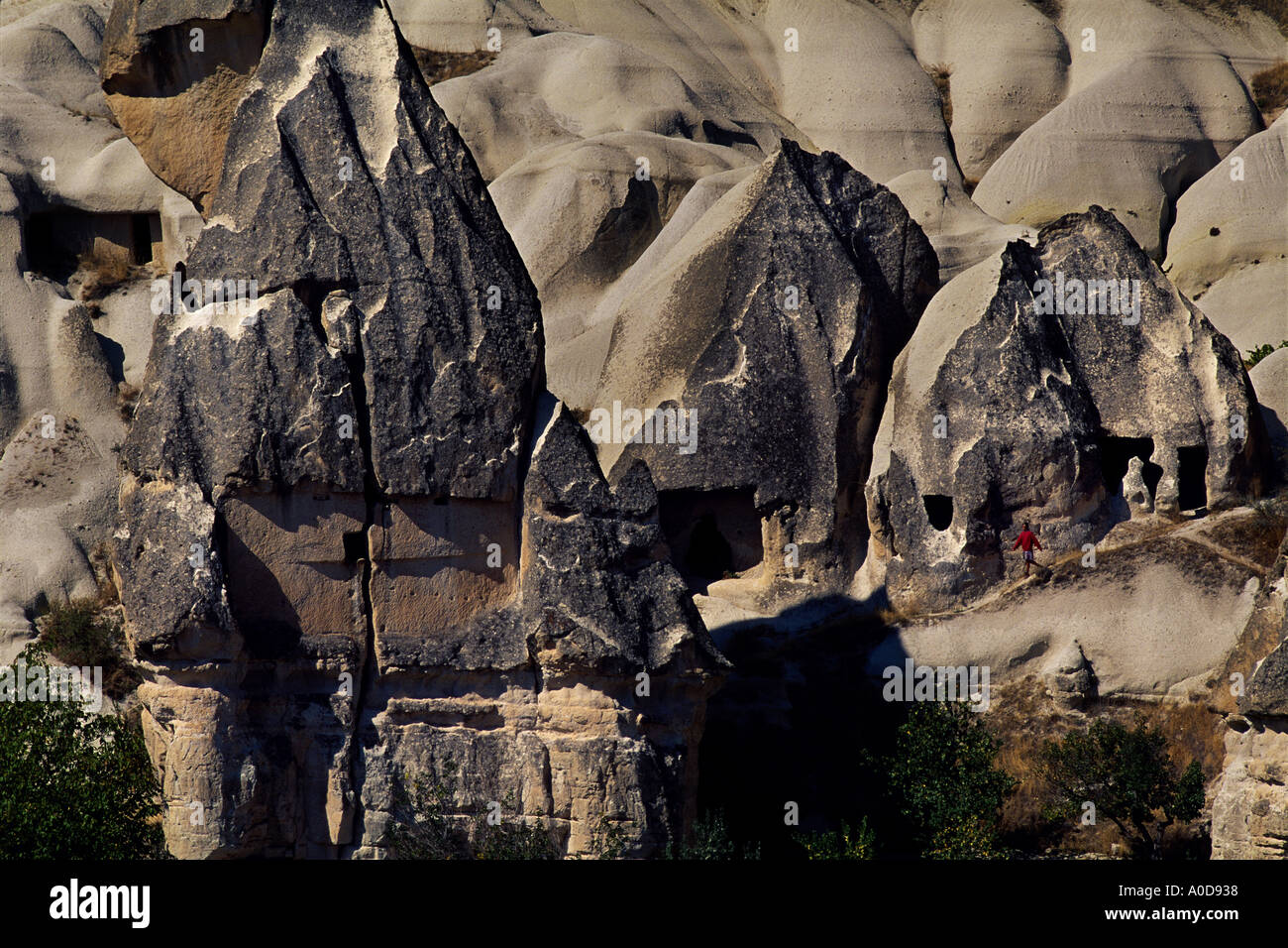 Türkei, Kappadokien, Uchisar, konische Höhlenwohnungen Felsen geschnitzt Höhle Häuser, Frau zu Fuß Stockfoto