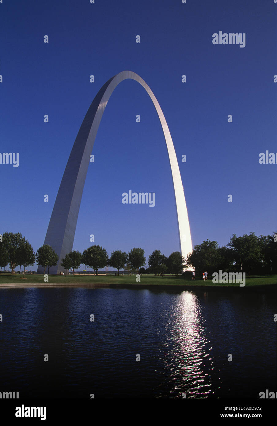 St. Louis Arch mit reflektierenden Pool St. Louis in Missouri Stockfoto