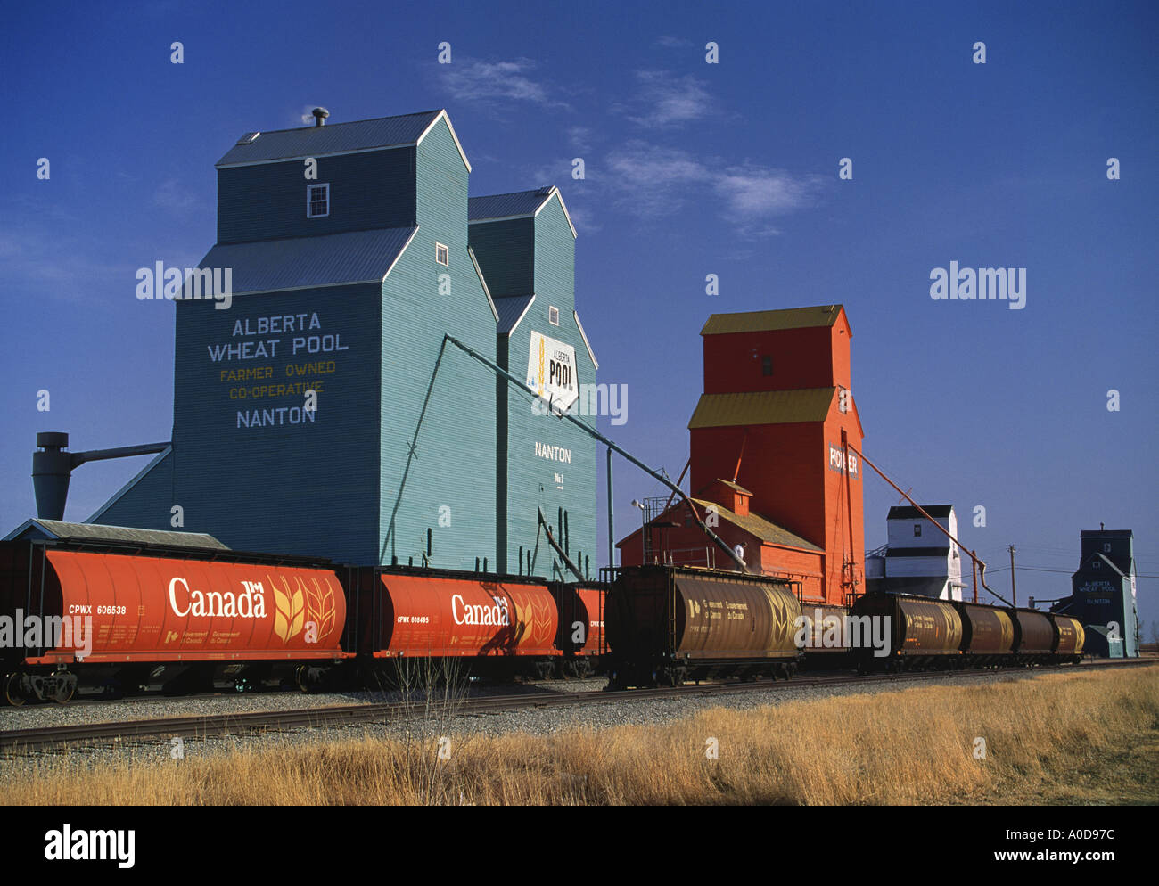 Getreidesilos und Belastung trainieren Nanton Alberta Kanada Stockfoto