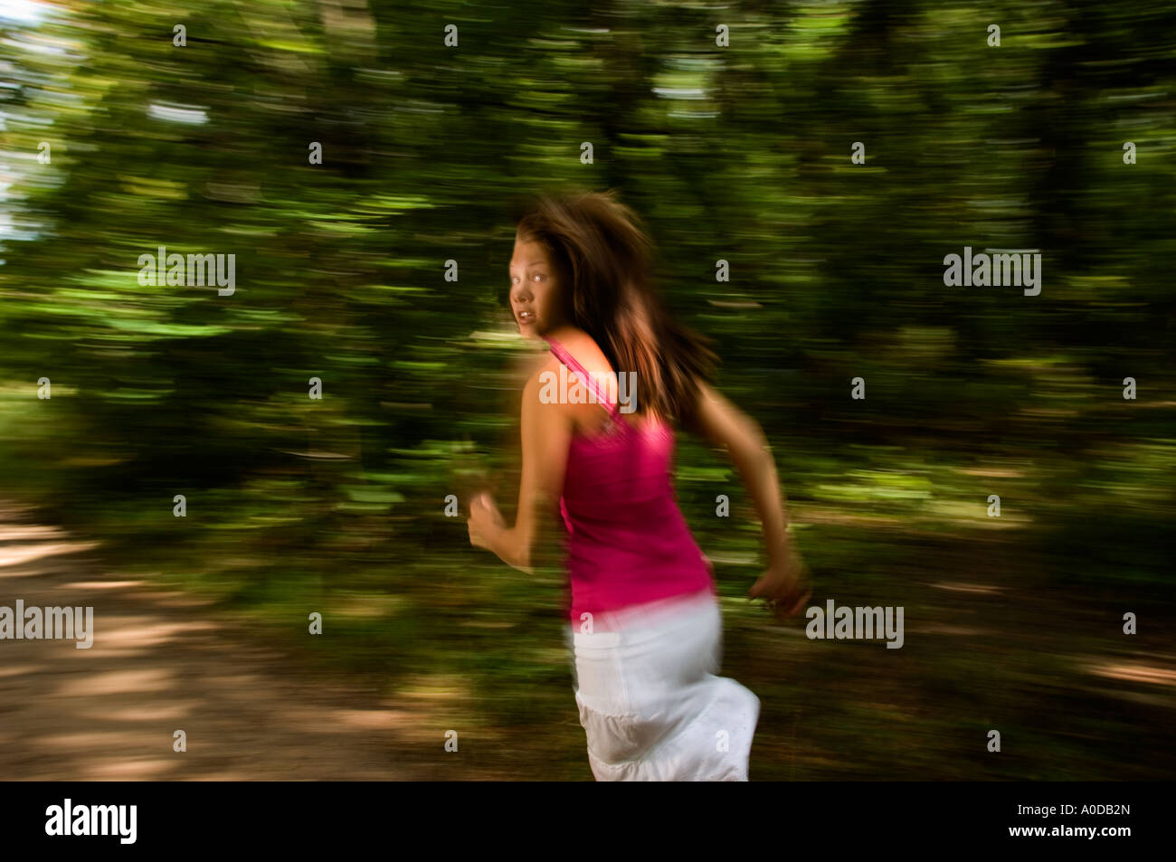 Teen Mädchen 15 Jahre alten weglaufen und ängstlich Stockfoto