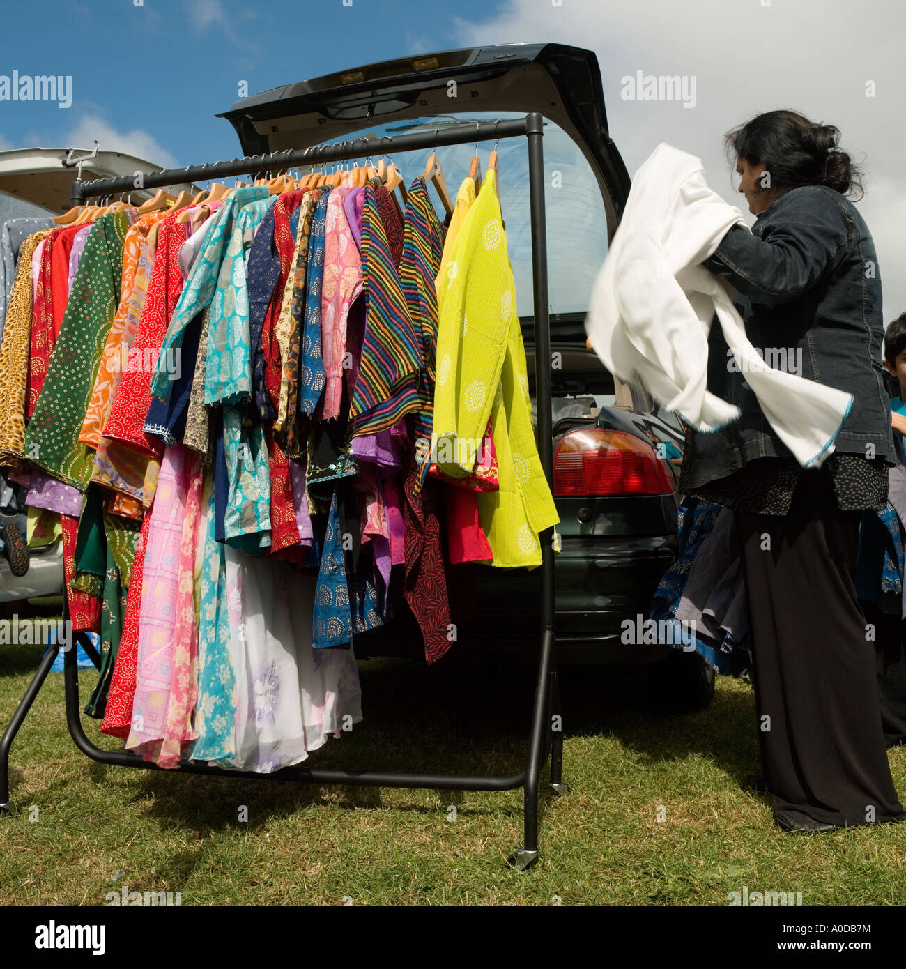 Händler verkaufen indische Saris in The Mela Gunnersbury Park West London UK Stockfoto