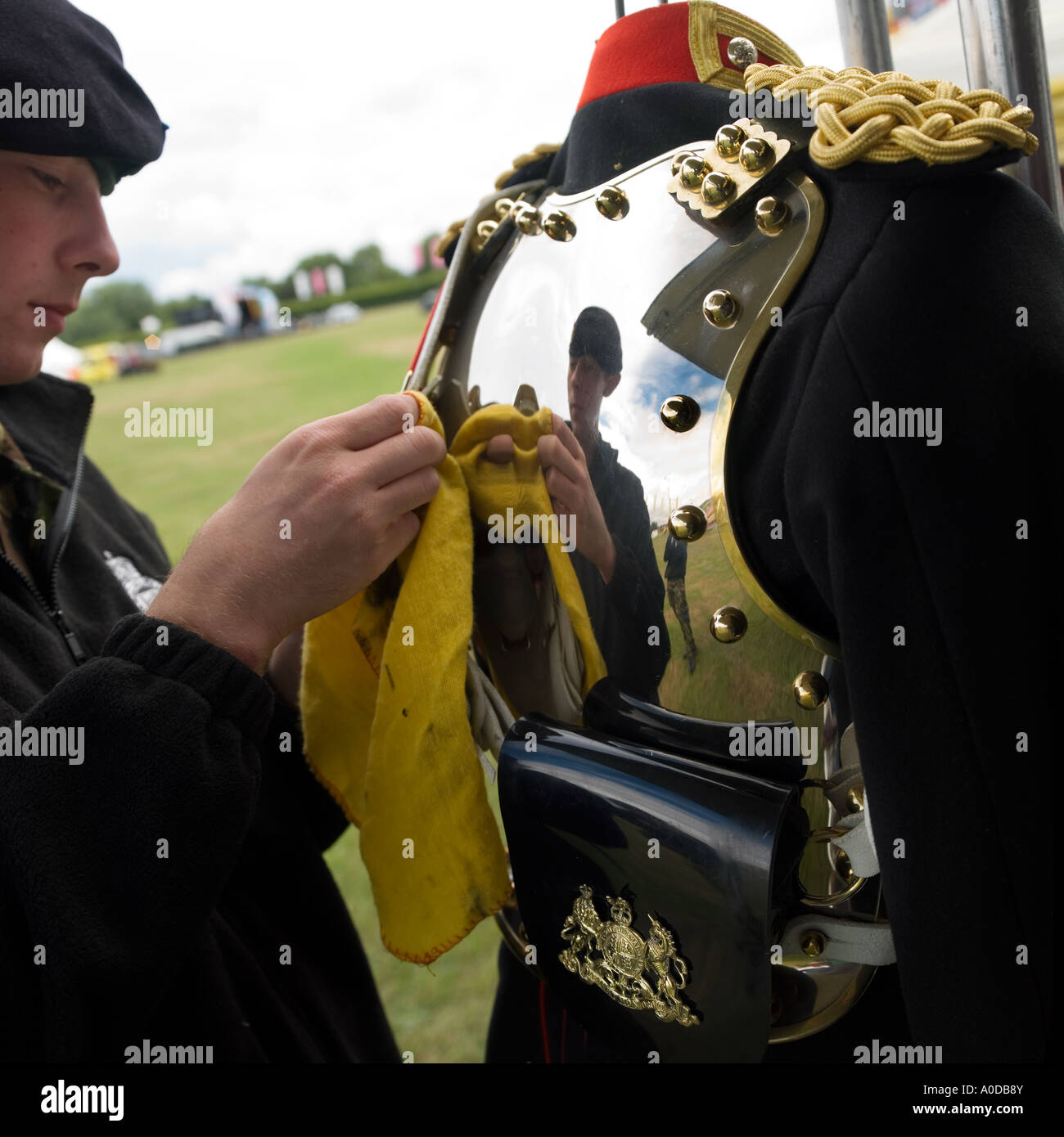 Soldat Polituren einen Brustpanzer der Household Cavalry traditioneller Uniform. Stockfoto