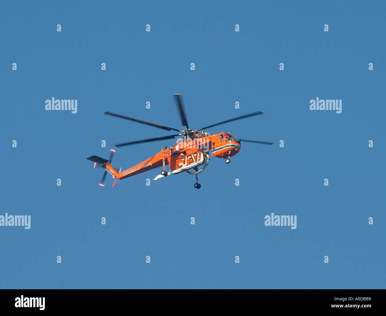 European Air-Crane Orange speziell Cargo anheben Hubschrauber in der Luft fliegenden Lucca Toskana Italien Stockfoto