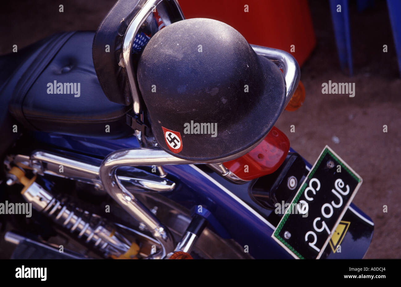 ein Hakenkreuz Zeichen auf ein Motorradhelm, der ähnelt, die, getragen von  der deutschen Wehrmacht im Weltkrieg Stockfotografie - Alamy