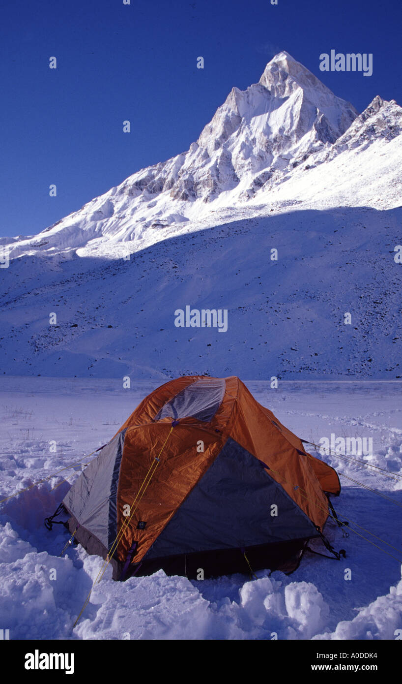 ein Wohnmobil genießt die spektakuläre Aussicht auf Mt.Shivling in der indischen Himalaya-Gebirge von Gharwal in perfektem Wetter Stockfoto