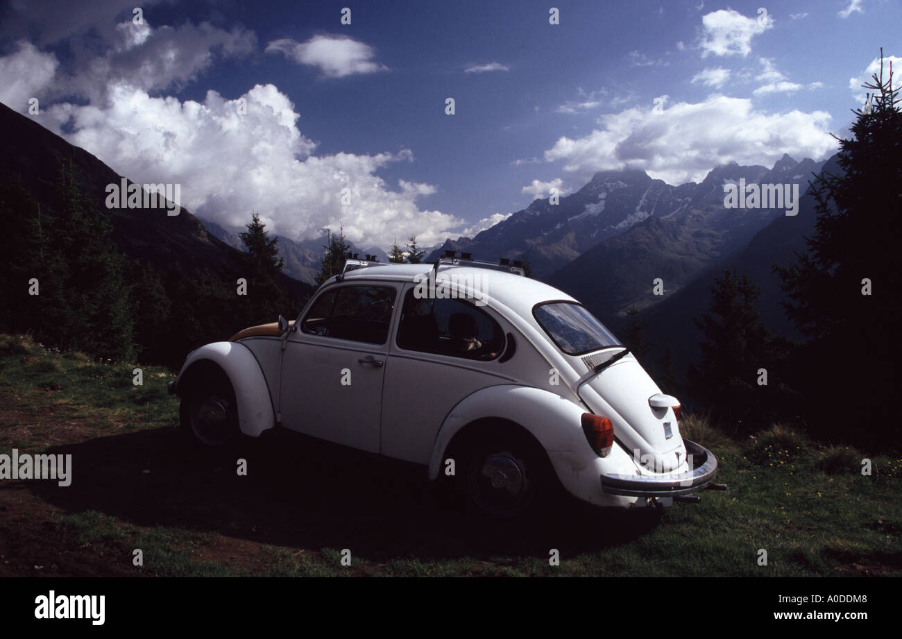 einen alten VW "Kaefer'or"Käfer"in den Alpen heute läuft noch Stockfoto