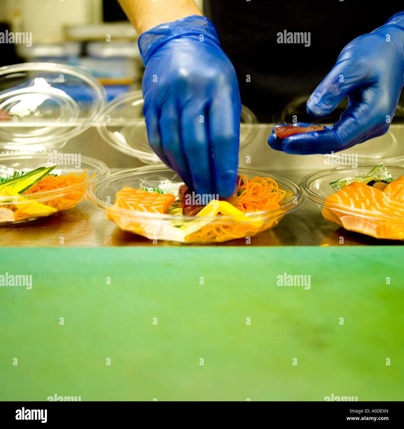 Zubereitung von Sushi für Take - away. Stockfoto